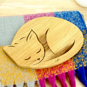 Sleepy Cat Chopping Board - Oak & Bamboo